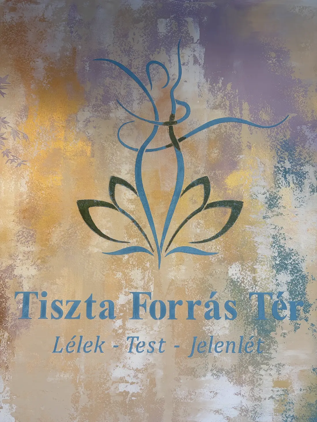 A festett fal a lótuszos logóval és a mottóval